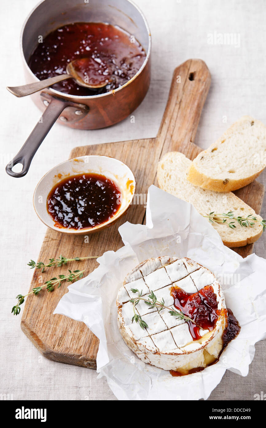 Cotta formaggio Camembert con timo e tostare il pane sulla tavola di legno Foto Stock