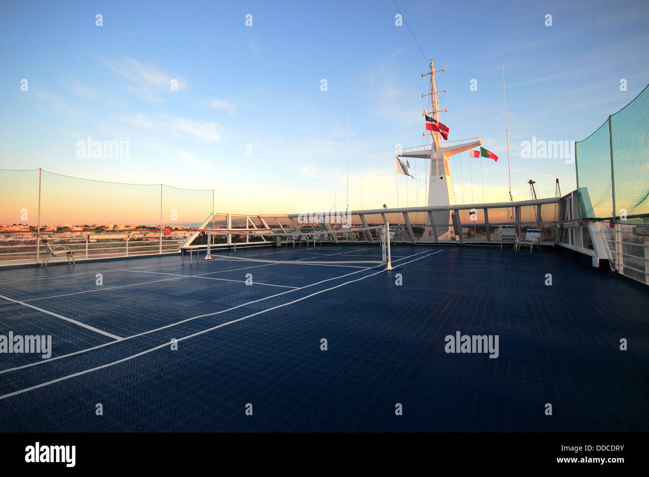 Campo da tennis sul ponte superiore di una nave da crociera Foto stock -  Alamy