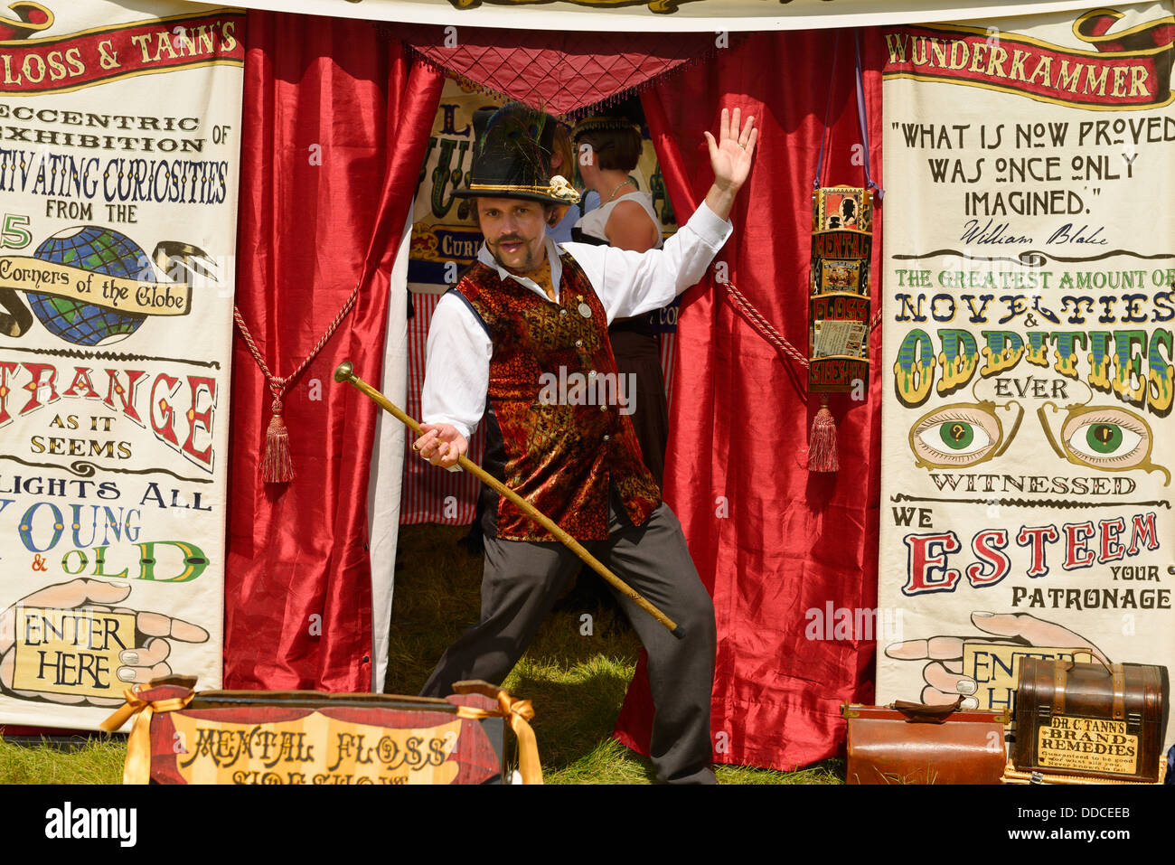 Sideshow e illusionista hustler a Coldwater Canadiana Heritage Museum steampunk festival Ontario Canada Foto Stock
