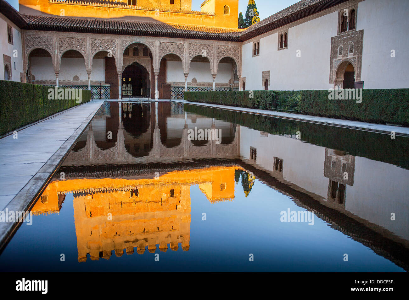 Cortile della struttura Arrayanes(Corte dei Mirti).Comares Palace. Palazzi Nazaries .Alhambra di Granada. Andalusia, Spagna Foto Stock