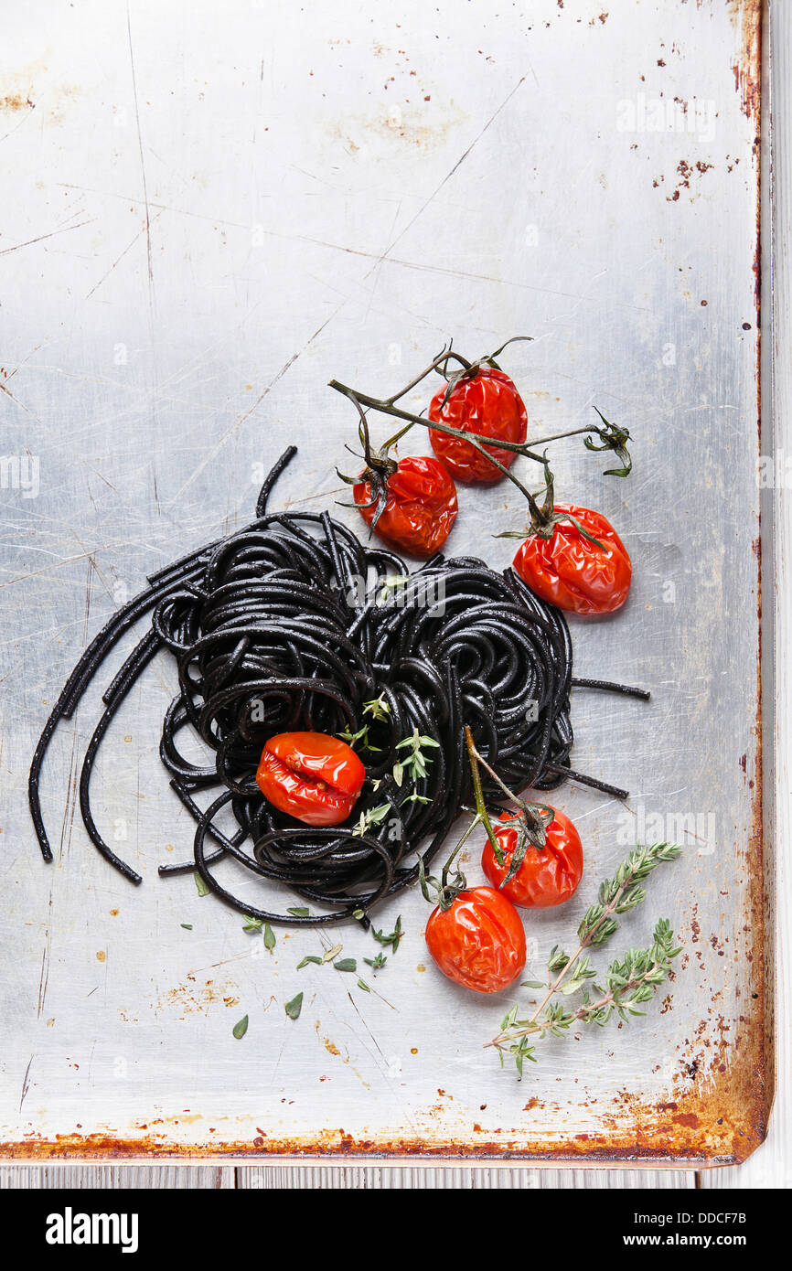 Spaghetti al nero con salsa di pomodoro Foto Stock