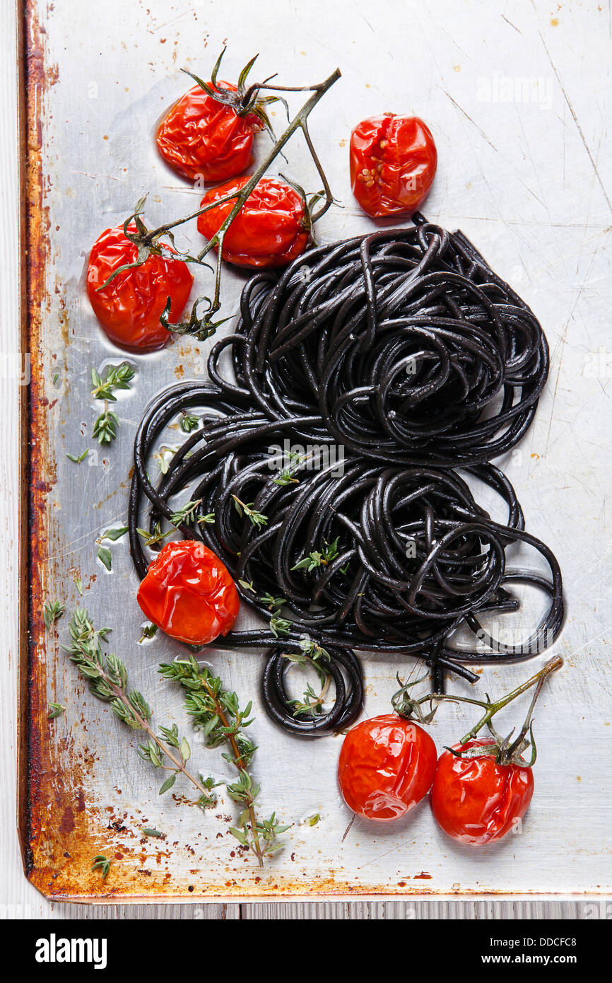 Spaghetti al nero con salsa di pomodoro Foto Stock