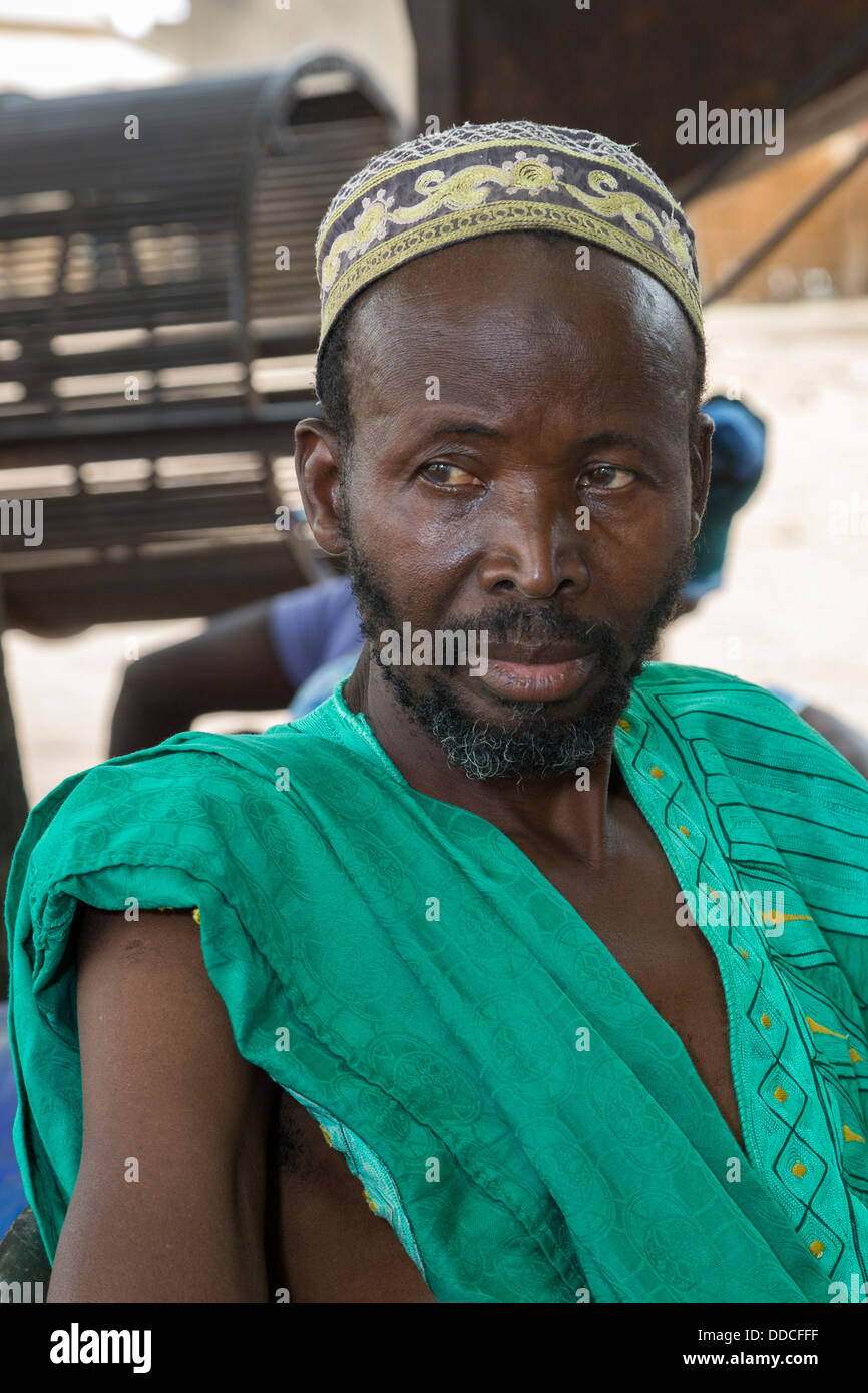 L uomo per partecipare a una riunione di microcredito a Djilor, un Wolof Village, vicino a Kaolack, Senegal. Foto Stock