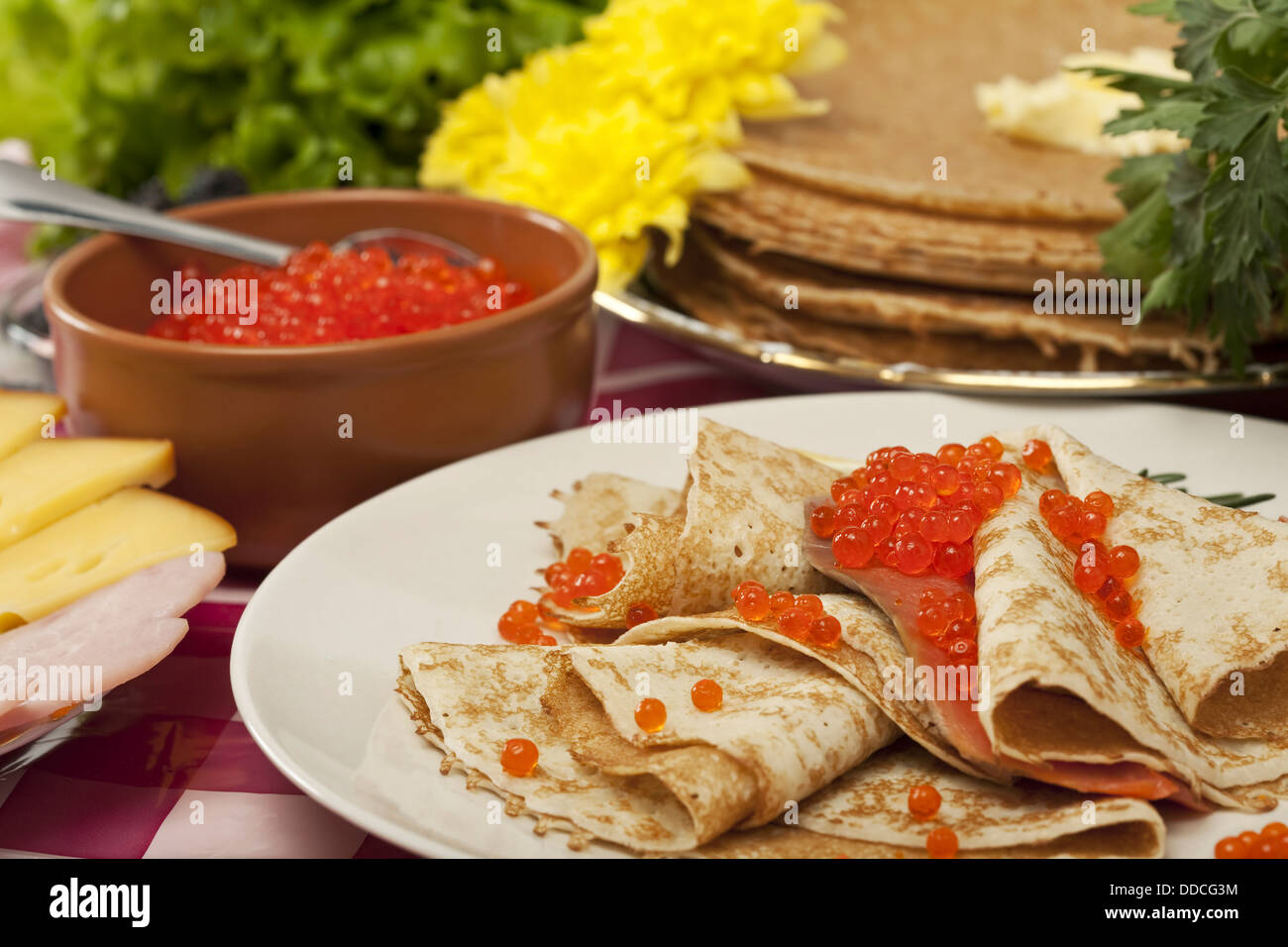 Pancake con caviale rosso e verde Foto Stock
