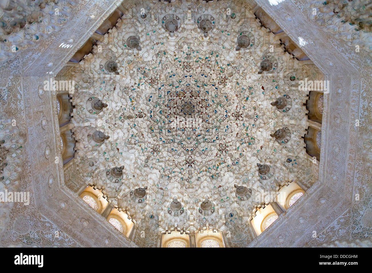 Dettaglio,cupola in Sala de Dos Hermanas,due sorelle camera, Palazzo dei Leoni, Nazaries palazzi, Alhambra di Granada Andalusia, Spagna Foto Stock