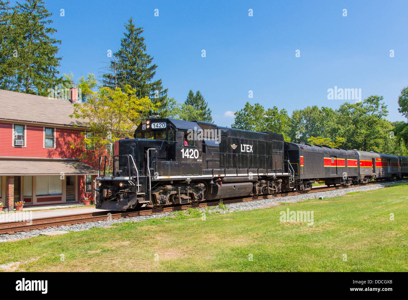 Cuyahoga Valley Scenic Railroad treno passa Boston mulino in Cuyahoga Valley National Park in Ohio negli Stati Uniti Foto Stock