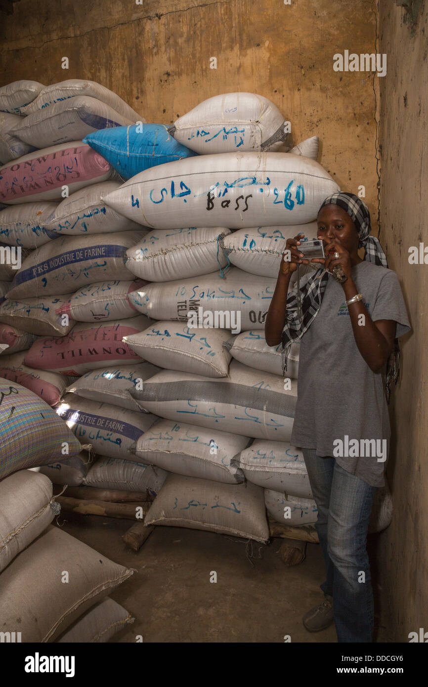 La famiglia sacchi di miglio in magazzino, Bijam, un Wolof Village, vicino a Kaolack, Senegal. Foto Stock