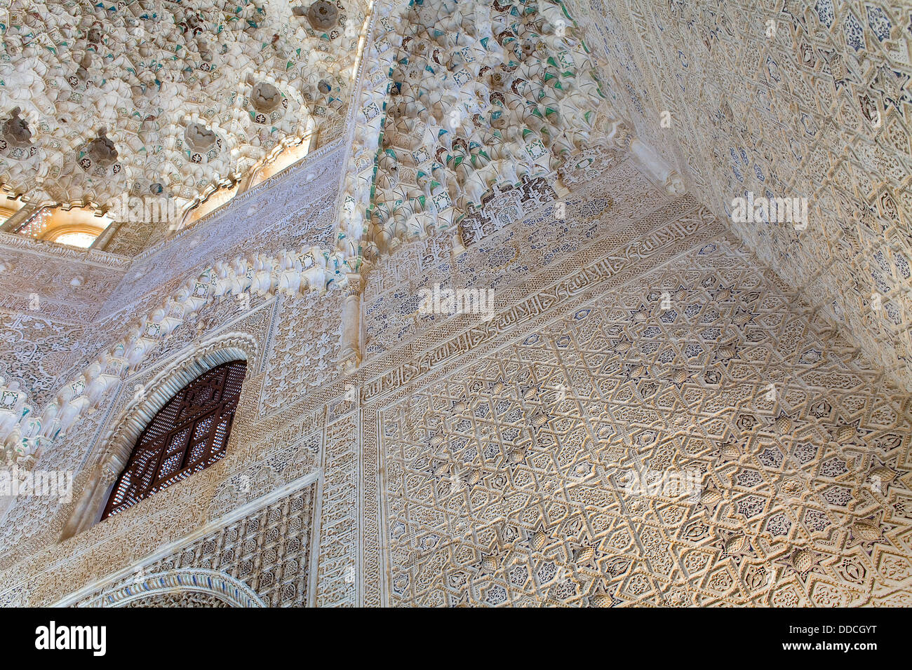 Dettaglio,parete e cupola in Sala de Dos Hermanas, Palazzo dei Leoni, Nazaries palazzi, Alhambra di Granada Andalusia, Spagna Foto Stock