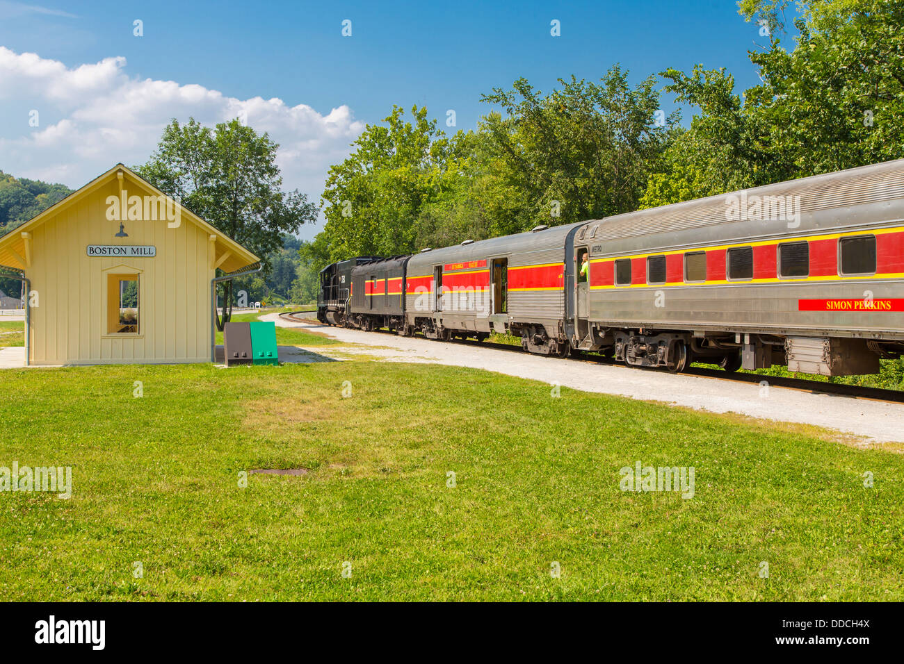 Cuyahoga Valley Scenic Railroad treno passa Boston Mill dalla stazione di Cuyahoga Valley National Park in Ohio negli Stati Uniti Foto Stock