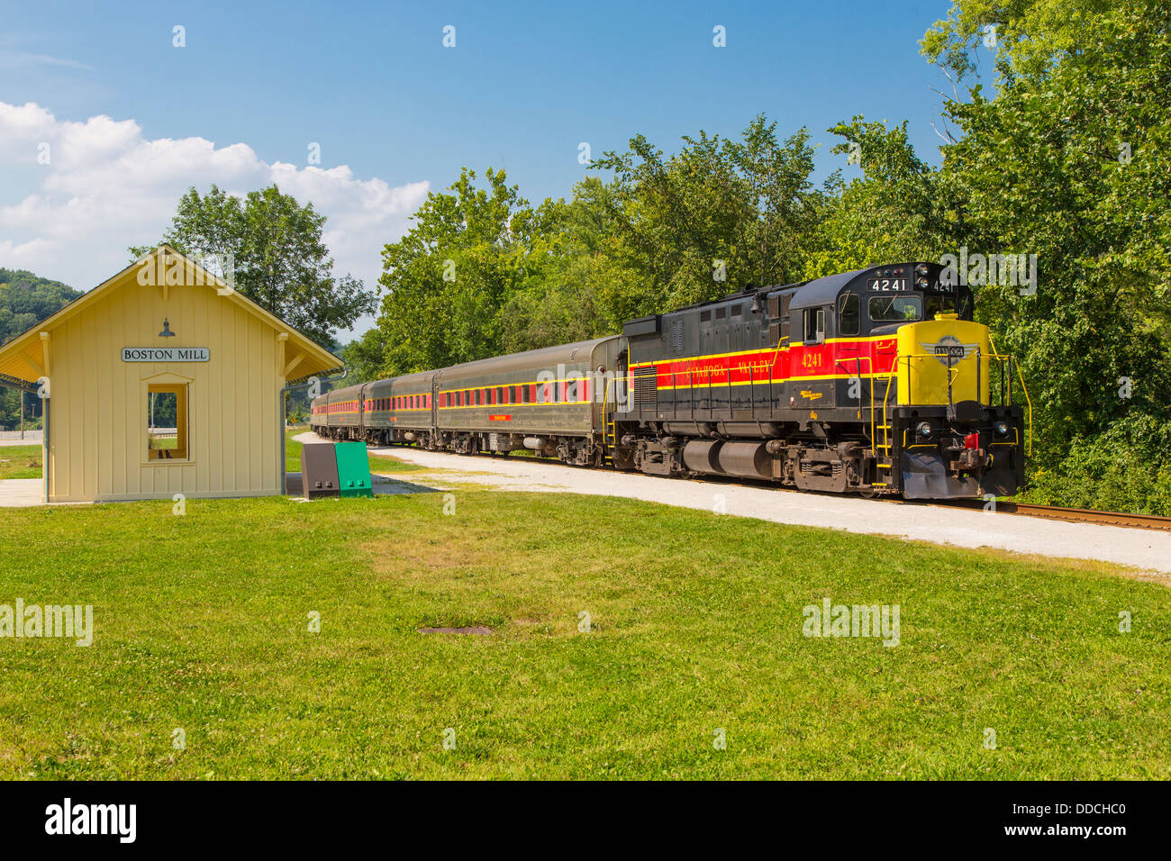 Cuyahoga Valley Scenic Railroad treno passa Boston Mill dalla stazione di Cuyahoga Valley National Park in Ohio negli Stati Uniti Foto Stock