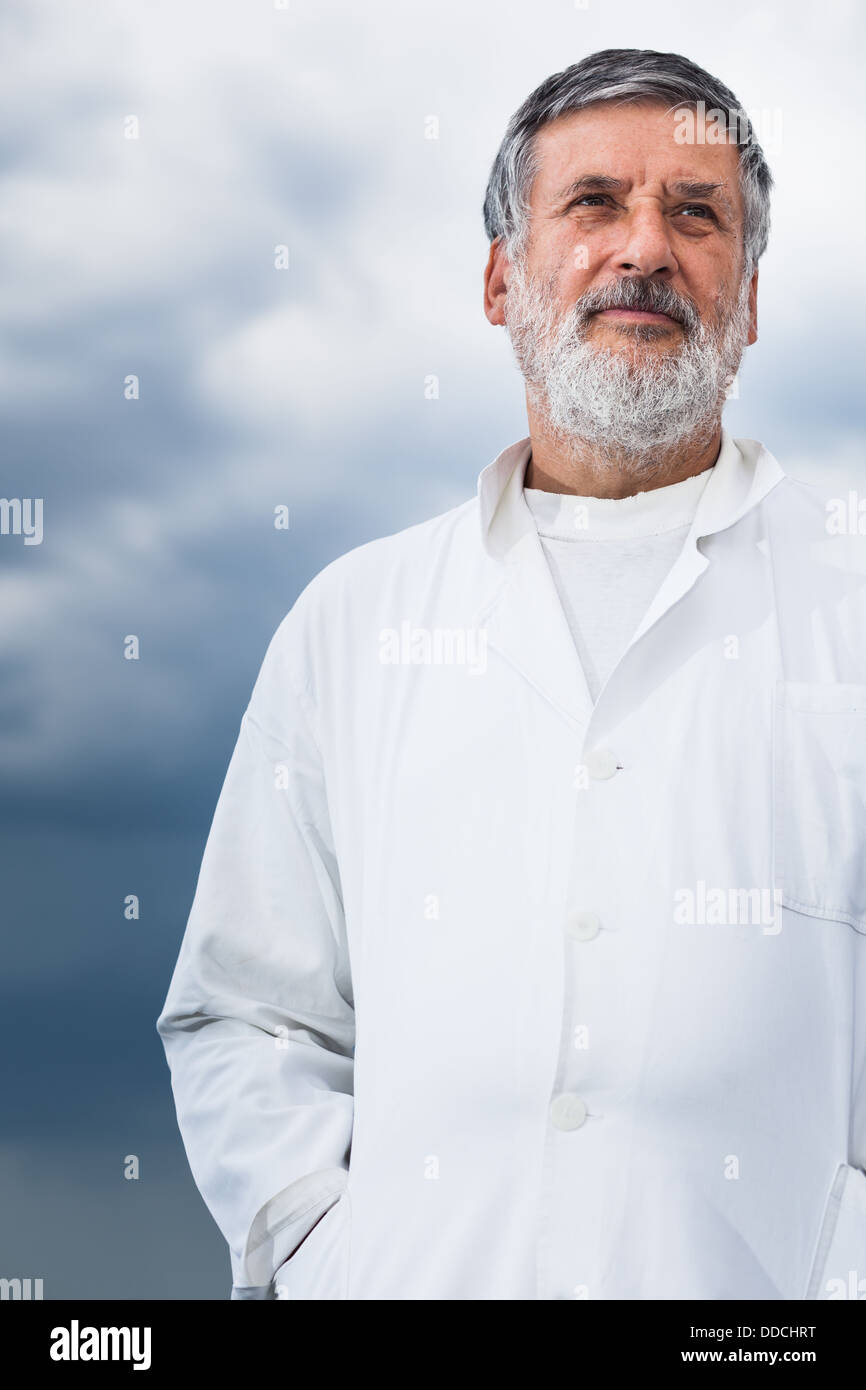 Scienziato di fama/medico in piedi sul tetto Foto Stock