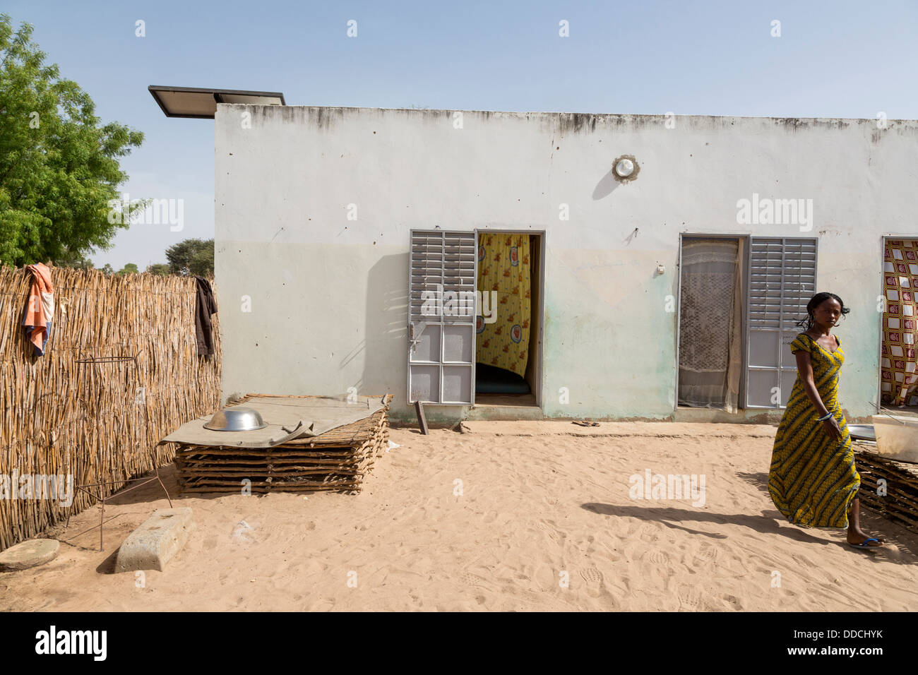 Casa rurale con pannello solare per alimentare la luce esterna. Bijam, Senegal. Foto Stock