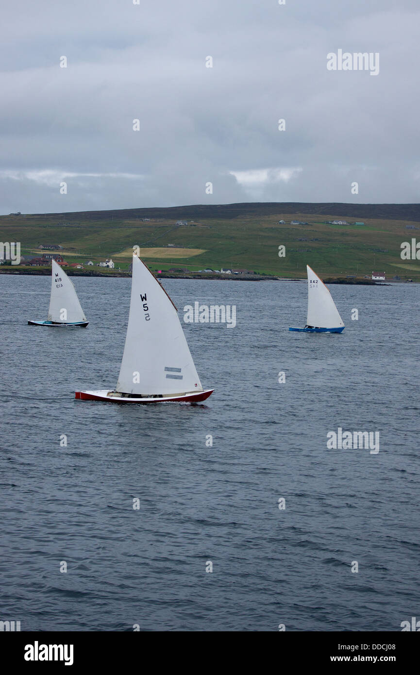 3 yachts racing sul suono Bressay, Shetland Foto Stock