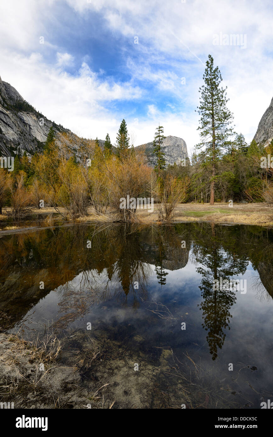 Specchio Lago Tenaya creek Yosemite National Park California USA Marzo Foto Stock