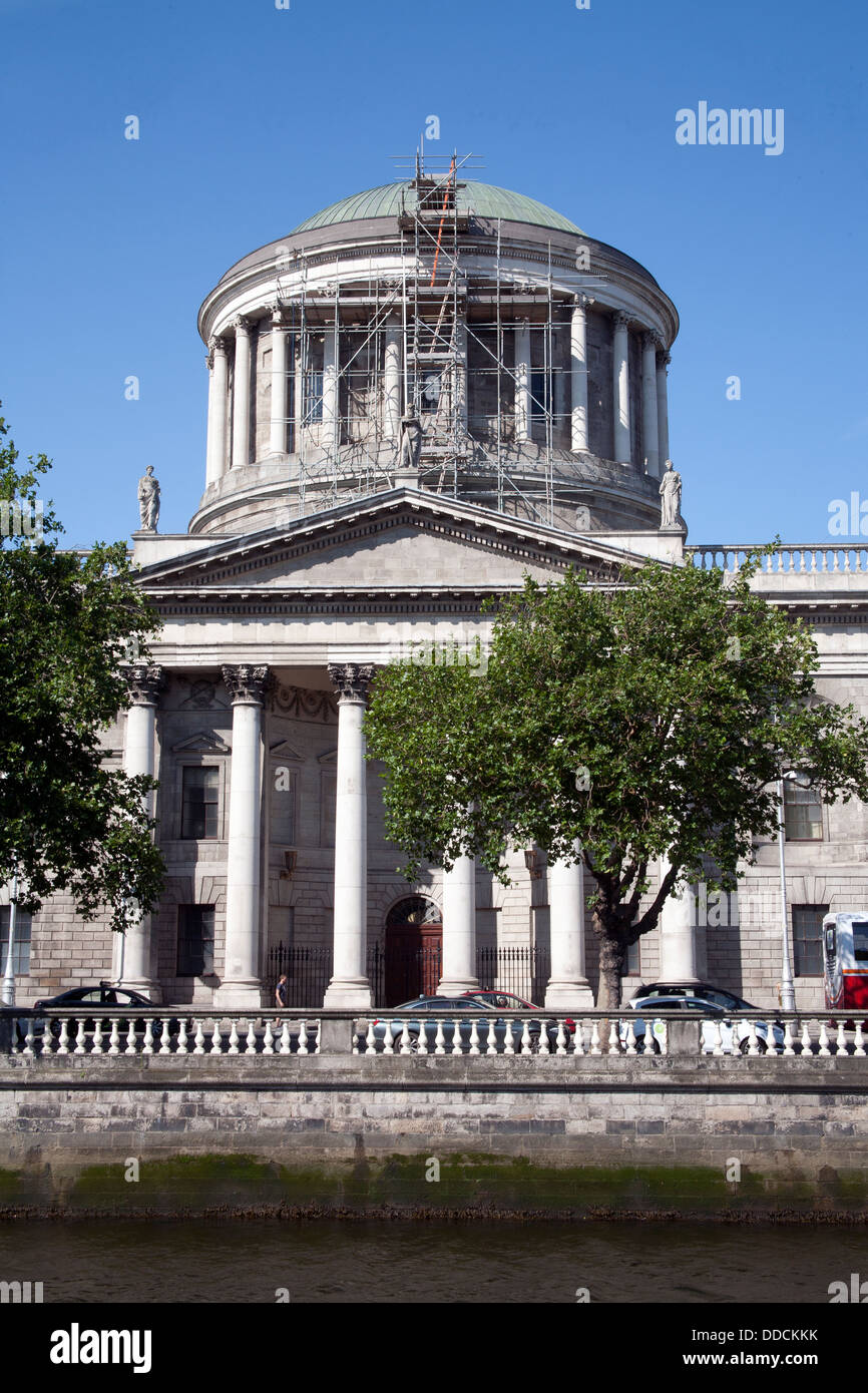 I quattro campi da tennis e il fiume Liffey, Inns Quay, Dublino Irlanda Foto Stock