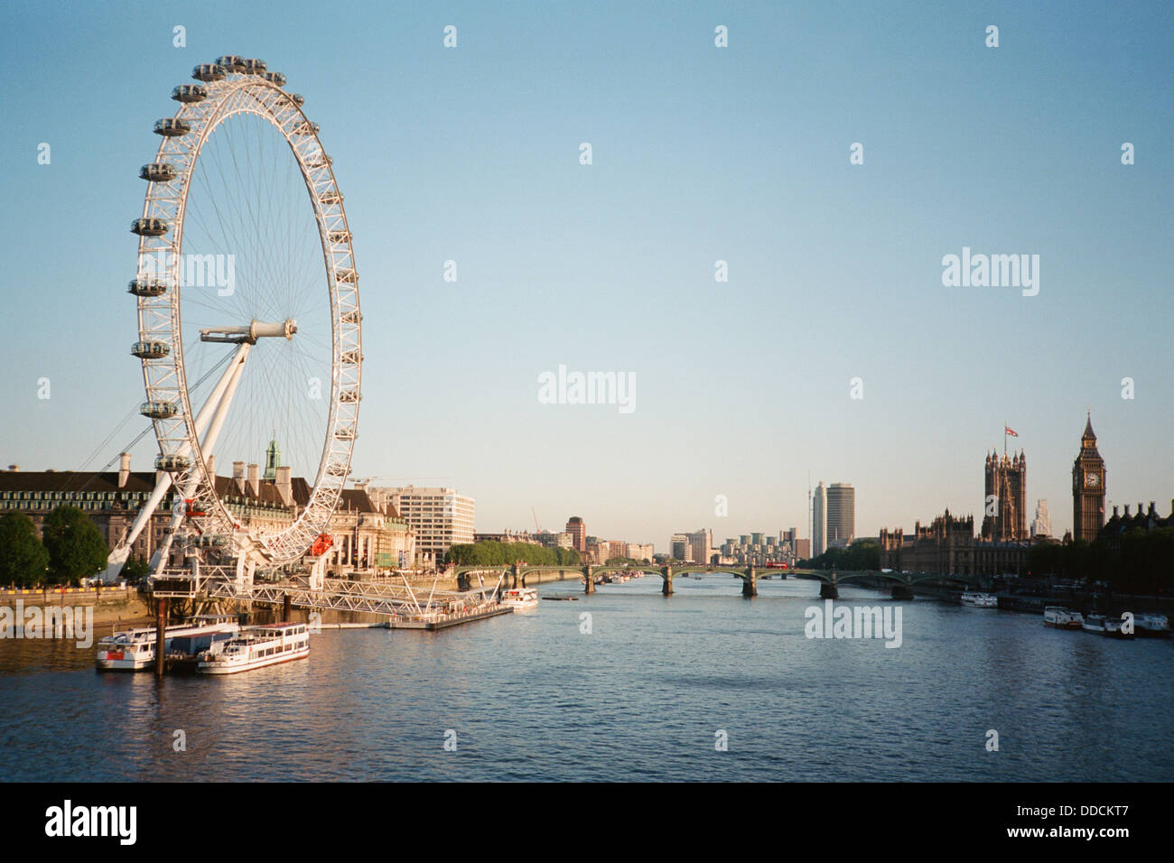 Il London Eye e le Houses of Parliament sul Tamigi, Londra UK, guardando verso ovest Foto Stock