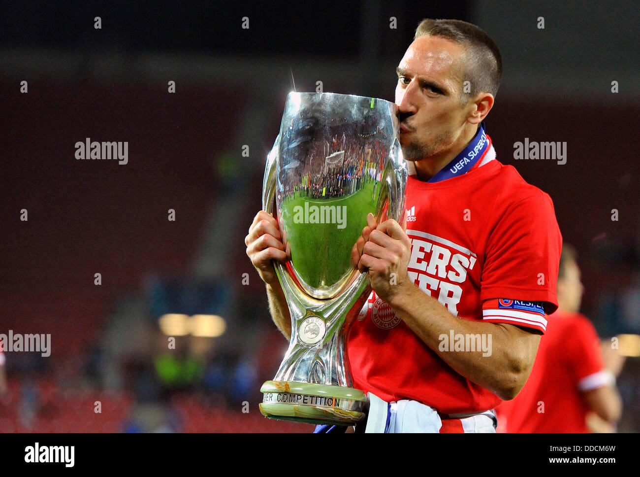 Super Cup Soccer Match FC vs Chelsea FC Bayern Monaco, Praga, Repubblica ceca, 30 agosto 2013. Frank Ribéry del FC Bayern Monaco di Baviera con la Supercoppa trophy. (CTK foto/Katerina Sulova) Foto Stock