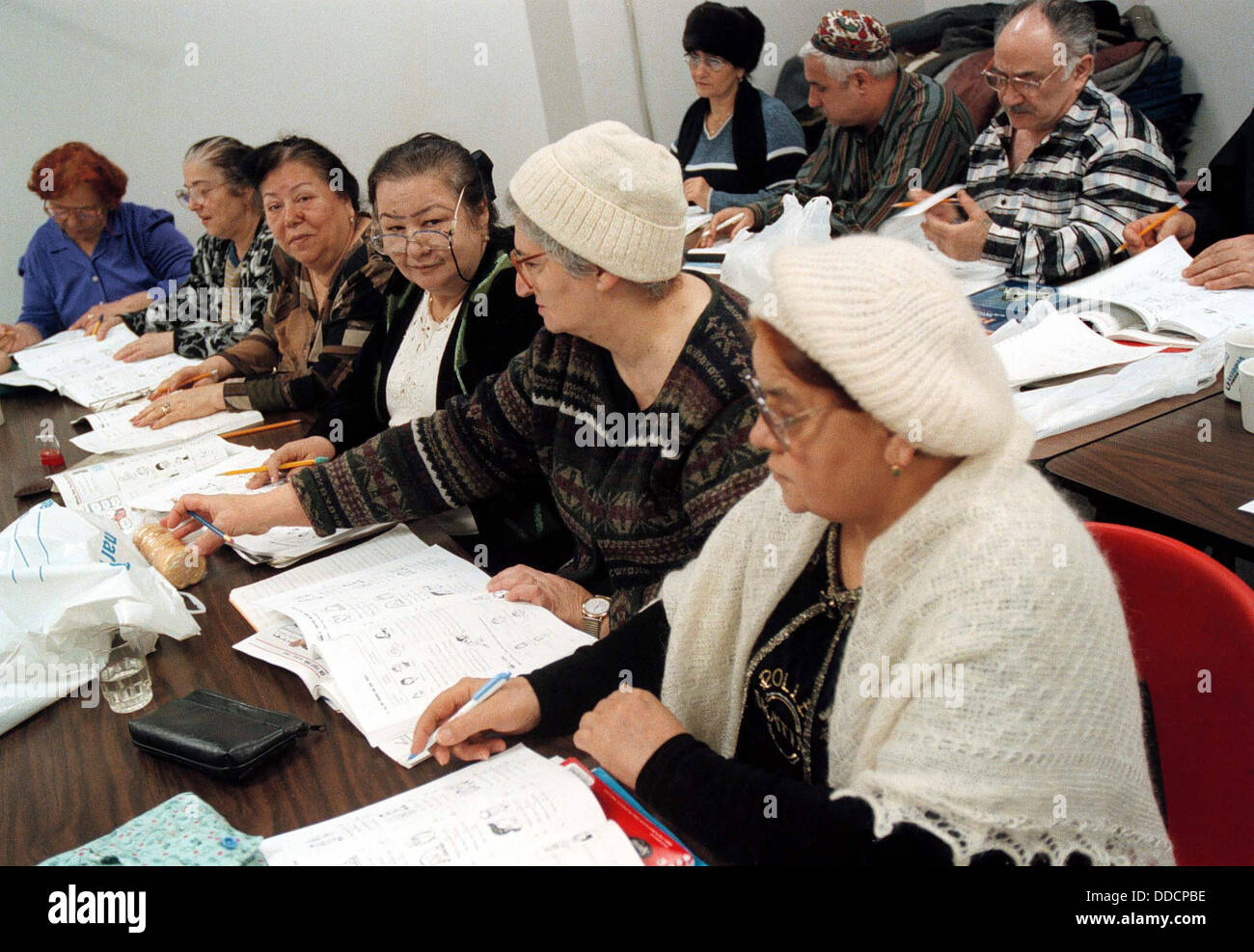 Bukharan donne studiano le loro lezioni in una classe di cittadinanza Foto Stock