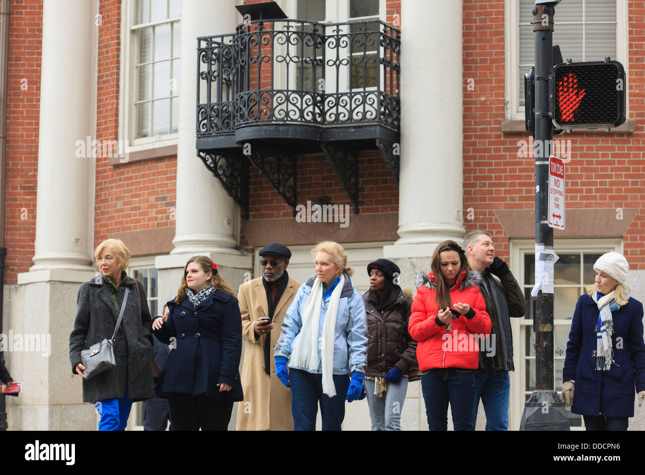 La folla in attesa di attraversare Tremont Street, Boston, contea di Suffolk, Massachusetts, STATI UNITI D'AMERICA Foto Stock