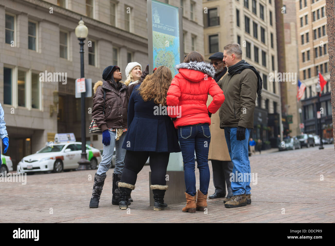 I turisti alla ricerca di una mappa stradale nel centro di governo, Boston, contea di Suffolk, Massachusetts, STATI UNITI D'AMERICA Foto Stock