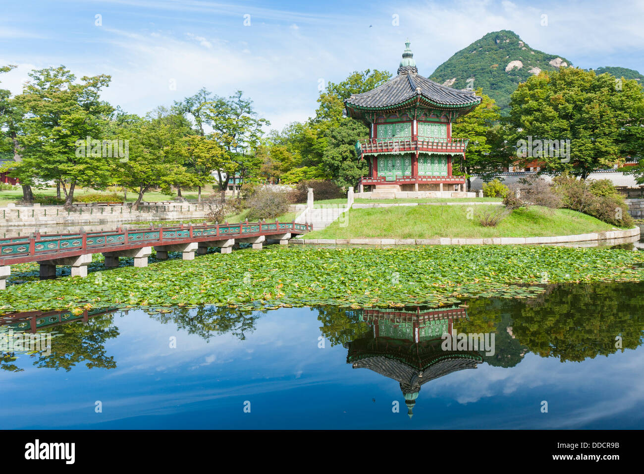 Hyangwon Pavilion (Hyangwonjeong) Palazzo Gyeongbok (Gyeongbokgung) Seoul COREA DEL SUD Foto Stock