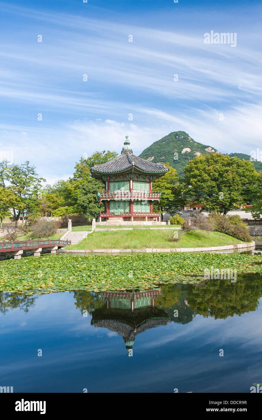 Hyangwon Pavilion (Hyangwonjeong) Palazzo Gyeongbok (Gyeongbokgung) Seoul COREA DEL SUD Foto Stock