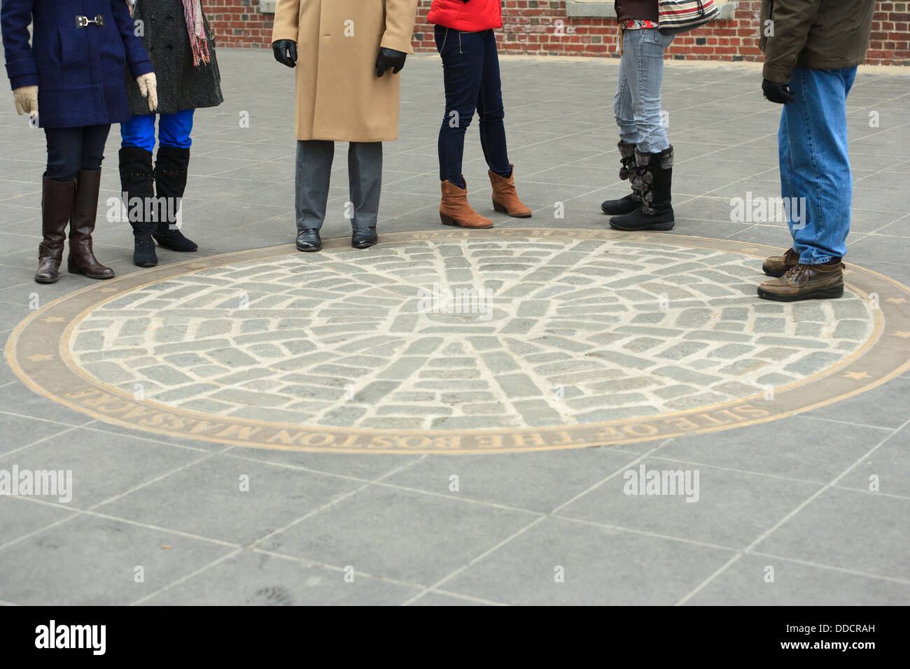 I turisti di fronte alla Old State House e guardando il massacro di Boston il sito storico di Boston Suffolk County Massachusetts Foto Stock