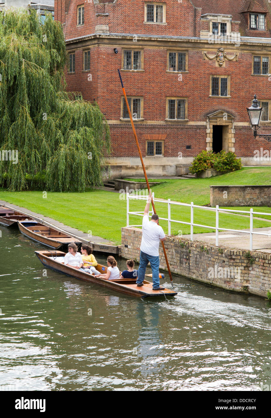 I turisti in un punt con St John's College della University dietro, Cambridge, Inghilterra. Foto Stock