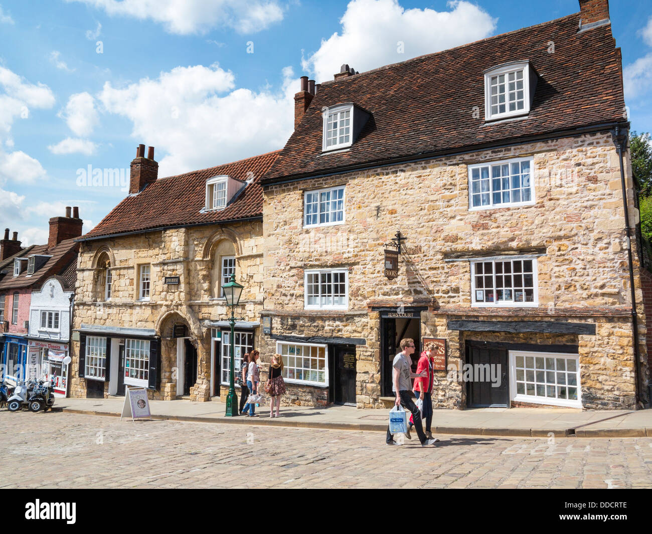 La gente a passeggiare e a fare shopping sulla ripida collina di Lincoln Foto Stock