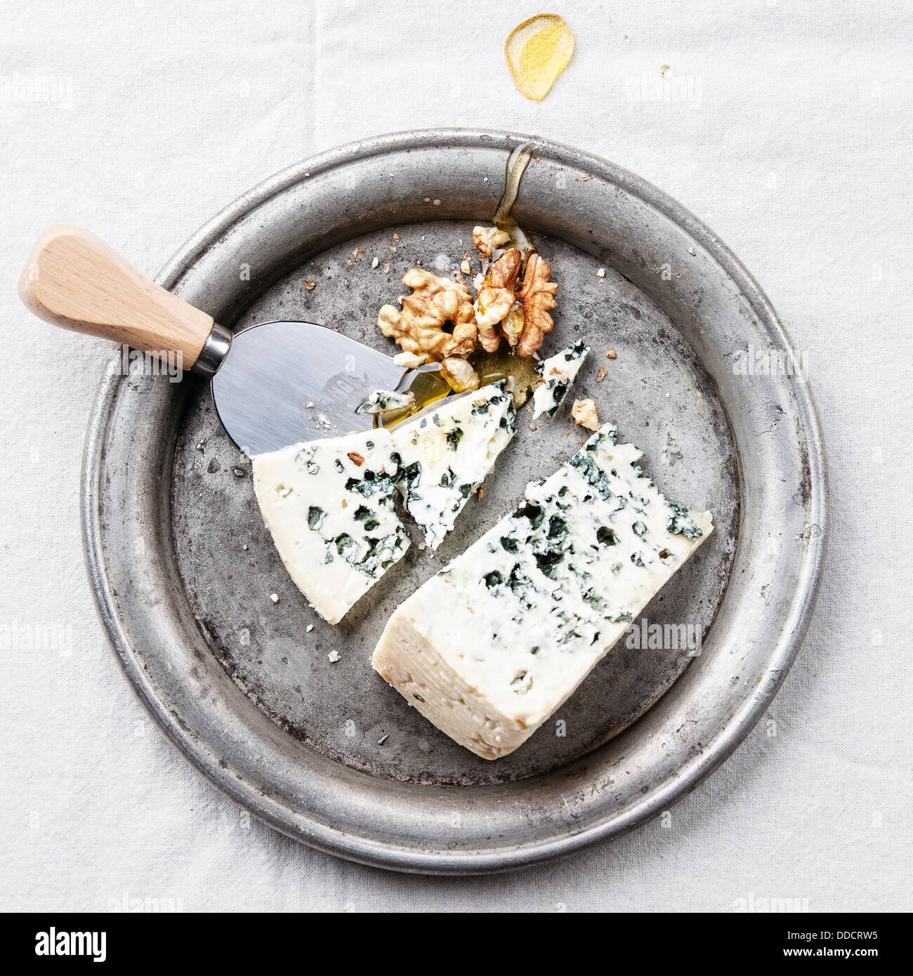 Dor formaggio blu con il miele e i dadi sulla piastra Foto Stock