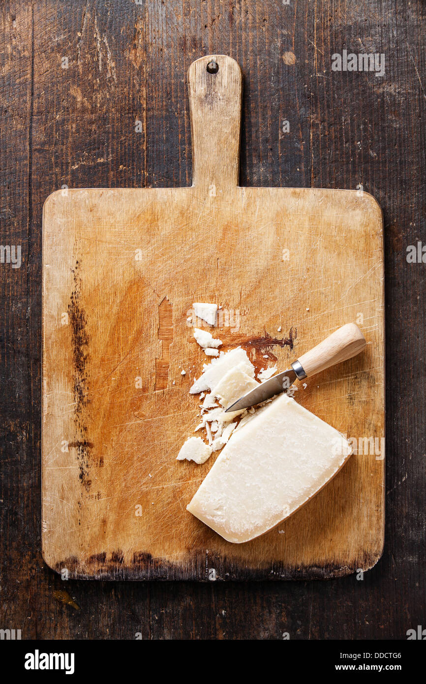 Formaggio parmigiano sul tagliere di legno Foto Stock