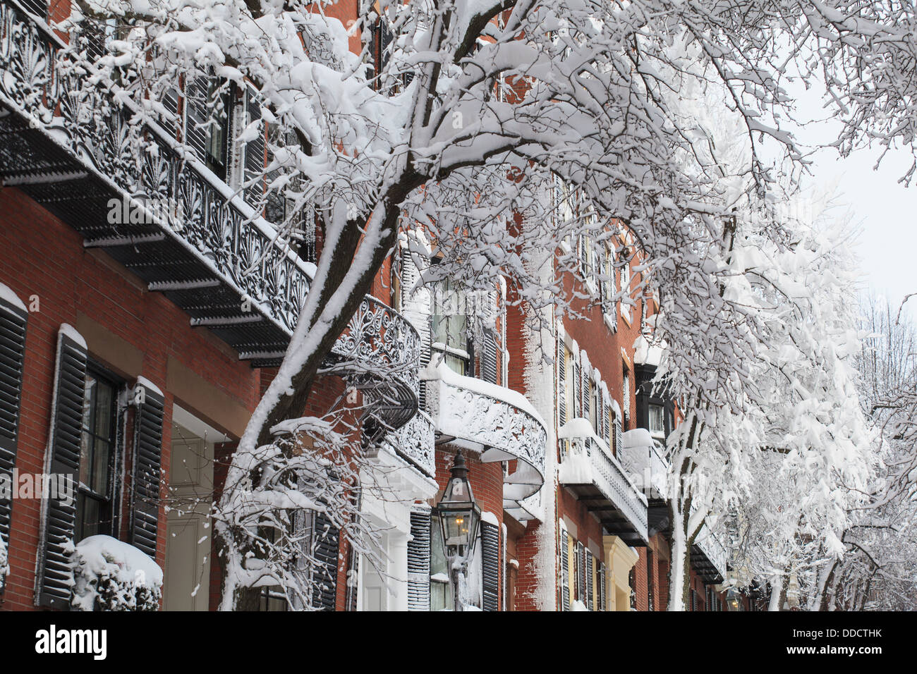 Edifici sulla strada dopo la bufera di neve di Boston, la contea di Suffolk, Massachusetts, STATI UNITI D'AMERICA Foto Stock