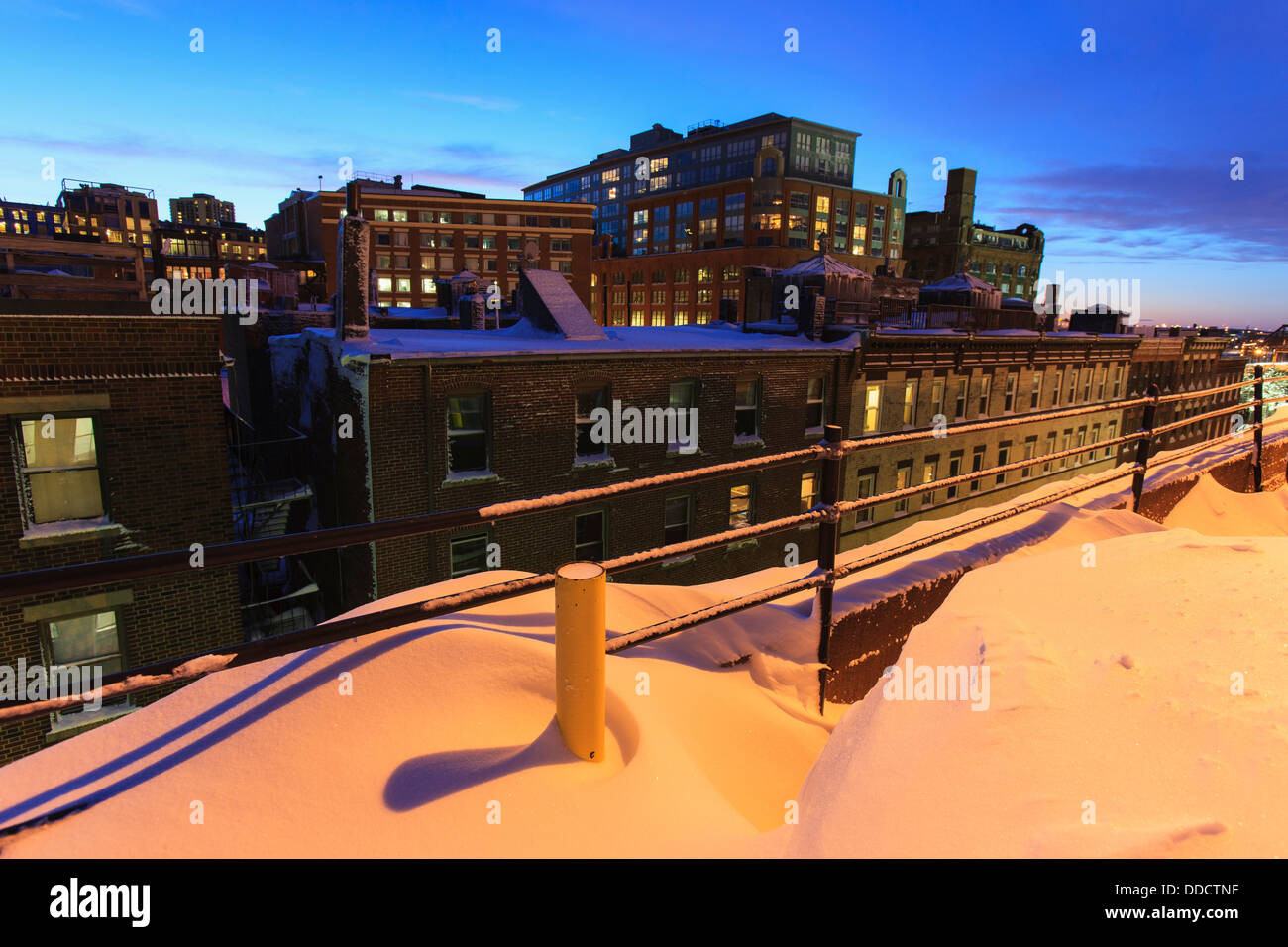 Edifici in una città dopo la bufera di neve di Boston, la contea di Suffolk, Massachusetts, STATI UNITI D'AMERICA Foto Stock
