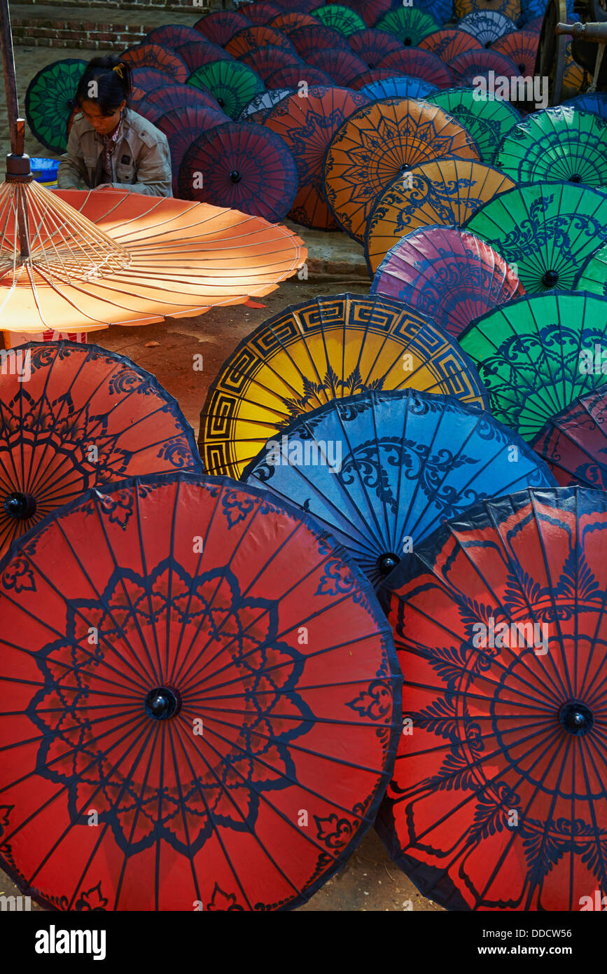 Myanmar (Birmania), stato Ayeyarwaddy, ombrello fabbrica a Pathein Foto Stock