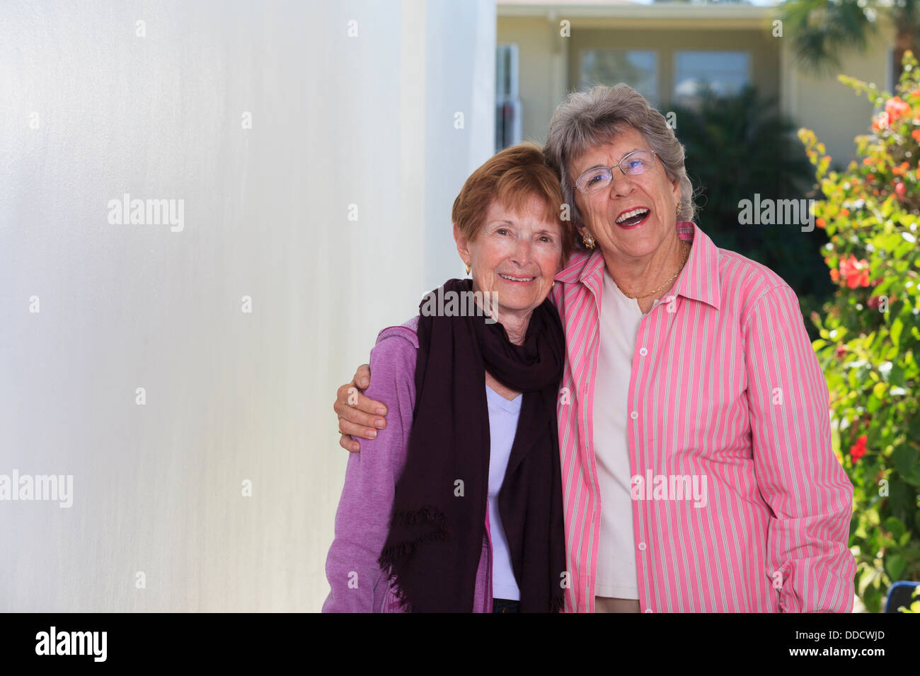 Due senior amiche sorridente Foto Stock