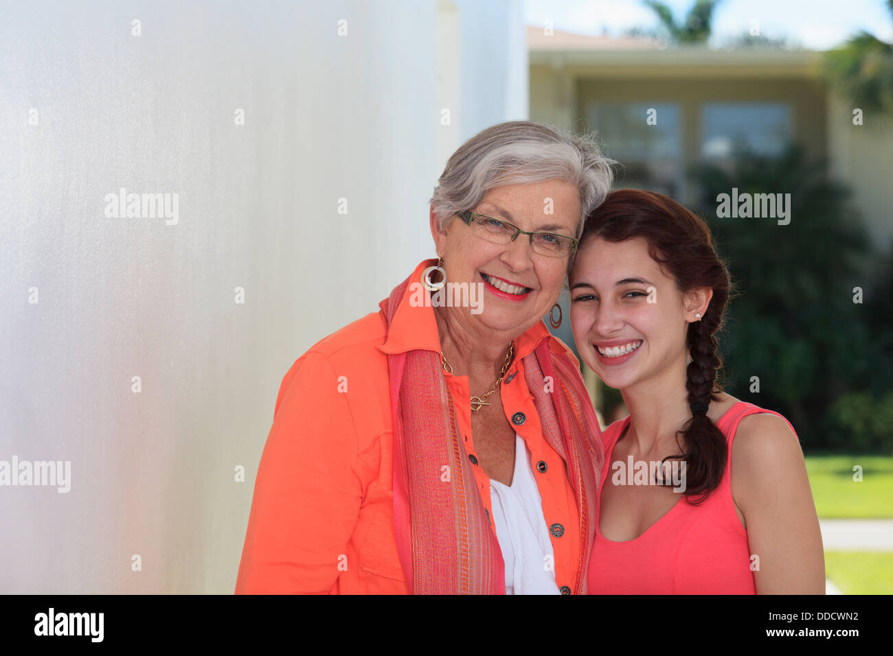 Senior donna sorridente con il suo nipote Foto Stock