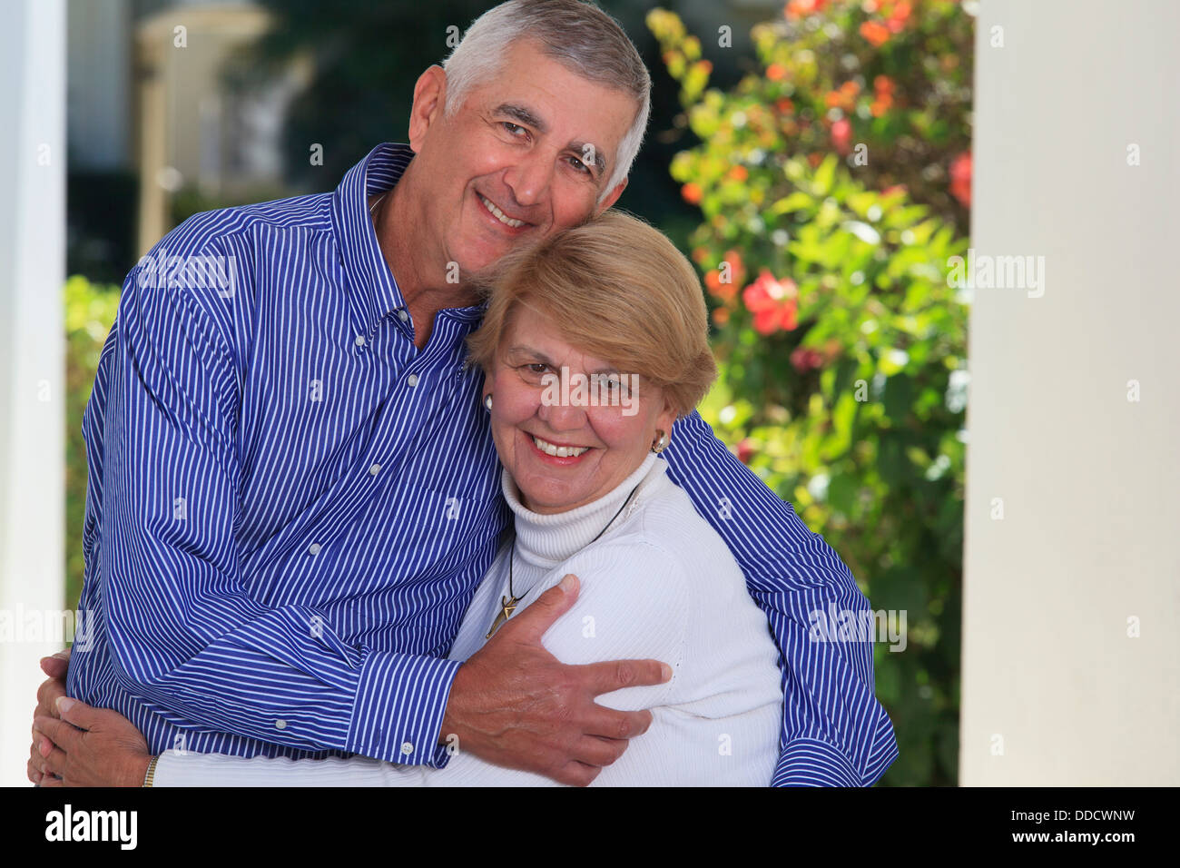 Romantico coppia senior che abbraccia ogni altro Foto Stock