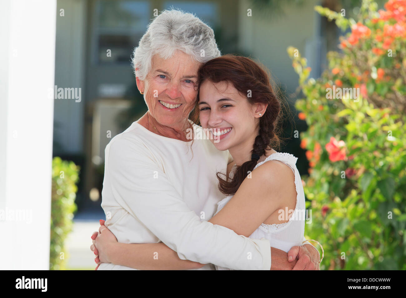 Senior donna abbracciando la figlia Foto Stock