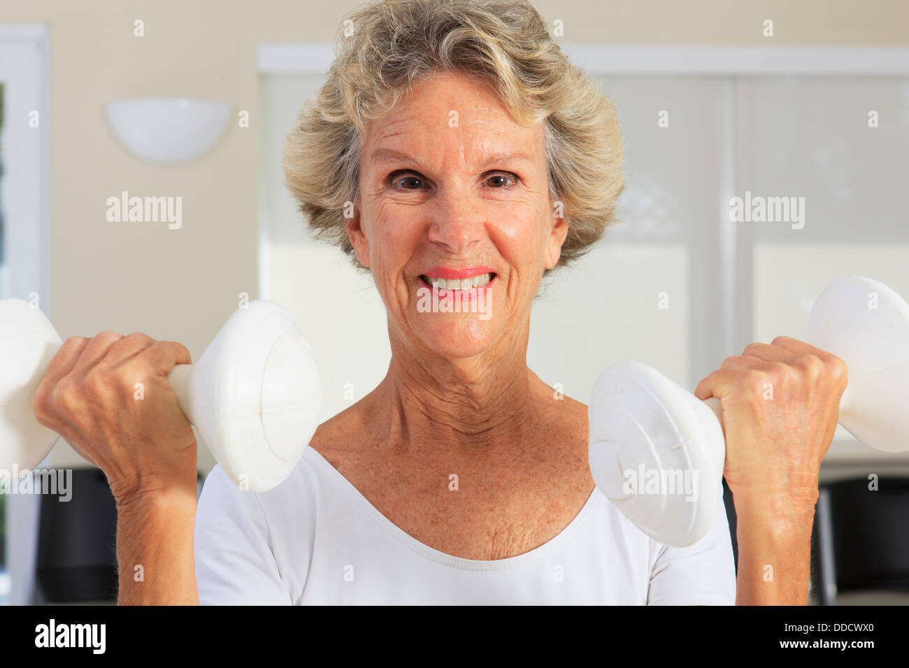 Ritratto di una donna senior di esercizio con pesi Foto Stock