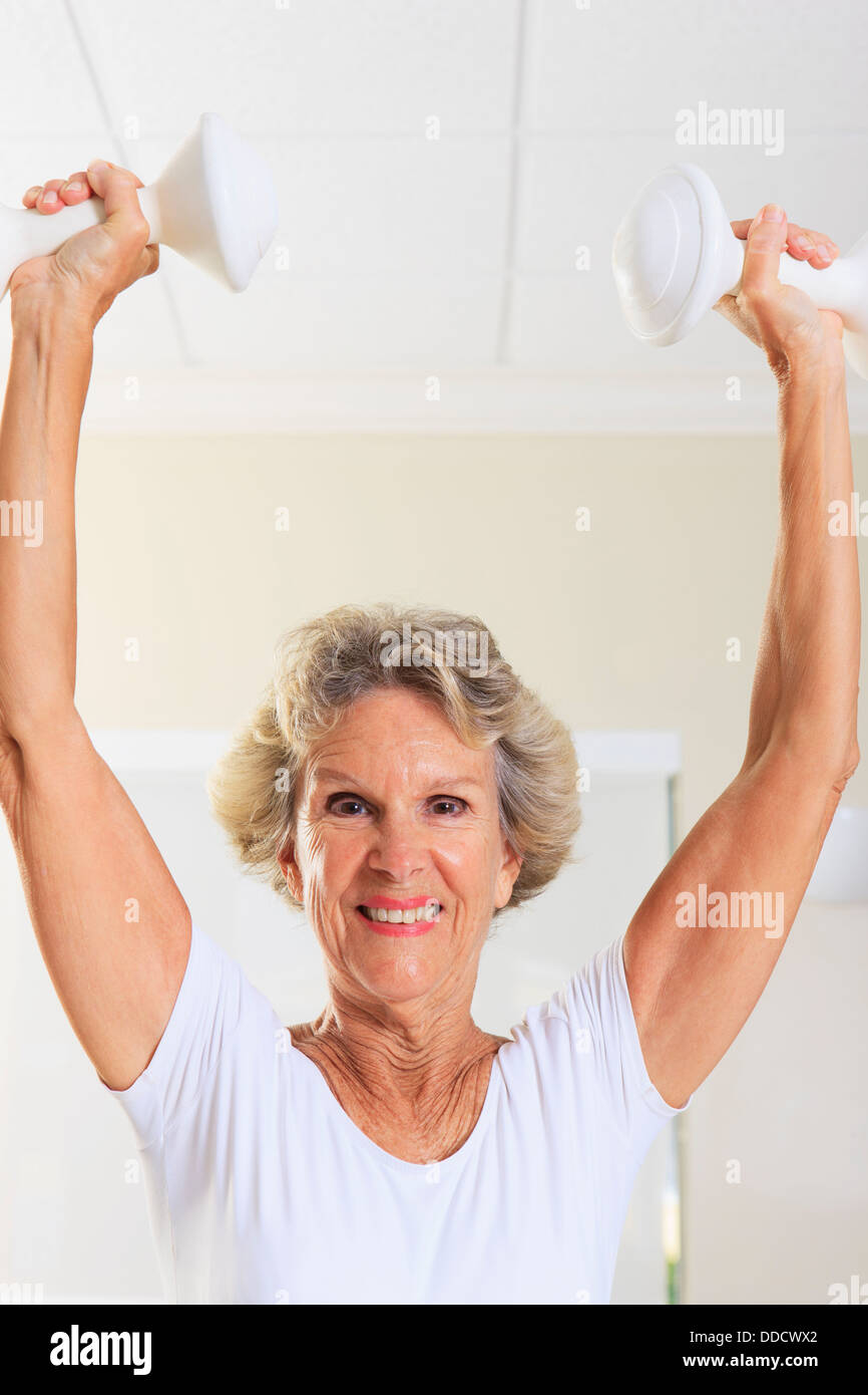 Ritratto di una donna senior di esercizio con pesi Foto Stock