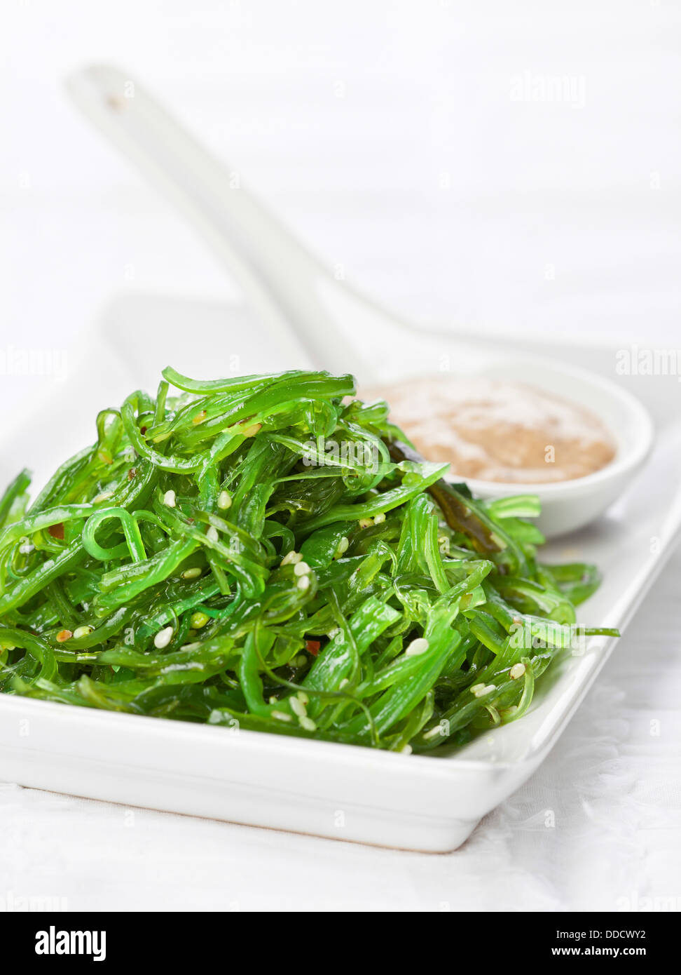 Le alghe insalata con salsa di noci Foto Stock