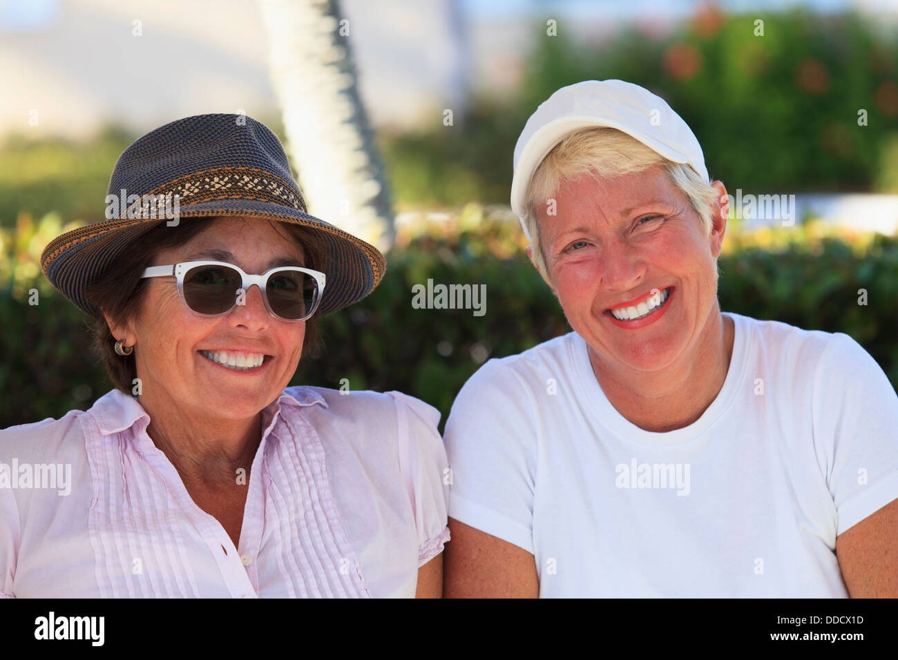 Ritratto di due amici di sesso femminile sorridente Foto Stock