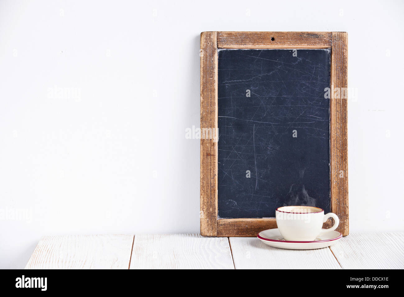 Tazza da caffè con ardesia vintage chalk board Foto Stock
