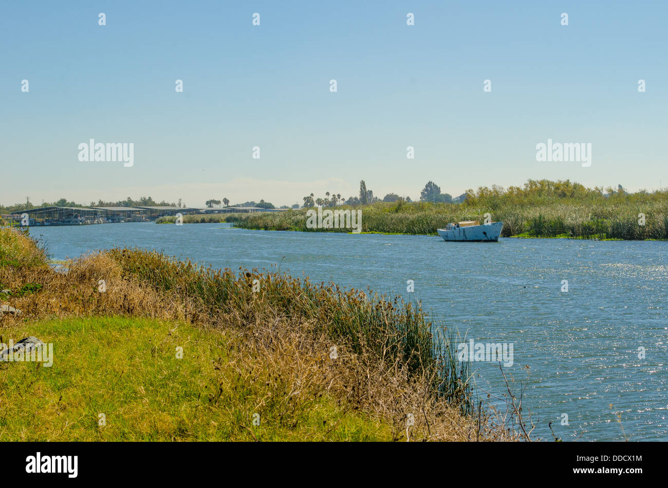 Una barca vicino Brannan Island e il San Joaquin River Delta Foto Stock