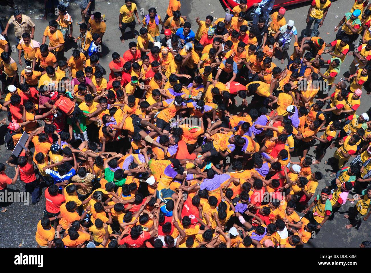 Mumbai, Maharashtra, India. Il 29 agosto, 2013. Come la piramide umana perde di bilanciare il gruppo cade verso il basso. Gruppi indù in Mumbai si riuniscono per il Dahi Handi festival in cui formano piramidi umane, simili allo spagnolo Castellers, nel tentativo di raggiungere una pentola di terra contenente yogurt che è sospeso in aria in alto. Il Dahi Handi gruppi sono in grado di formare come molti come 9 tier piramidi umane l'impostazione di un record del mondo e se essi raggiungere dieci livelli possono guadagnare premi fino a $40.000 da partiti politici che usano la folla per la campagna elettorale. (Credito Immagine: © Subhash Sharma/ZUMA filo) © ZUMA Press, Inc./Alamy Li Foto Stock