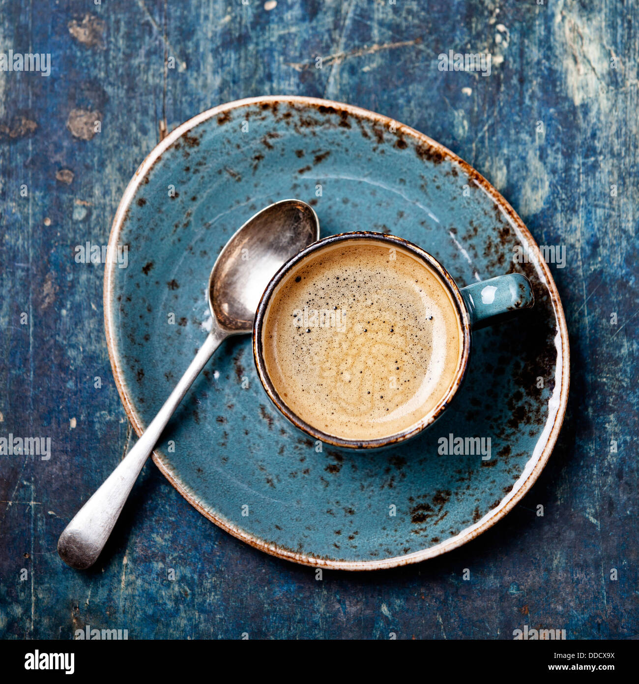 Tazza di espresso su sfondo blu Foto Stock