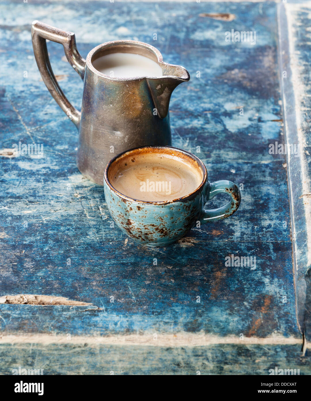 Tazza di caffè con latte su sfondo blu Foto Stock