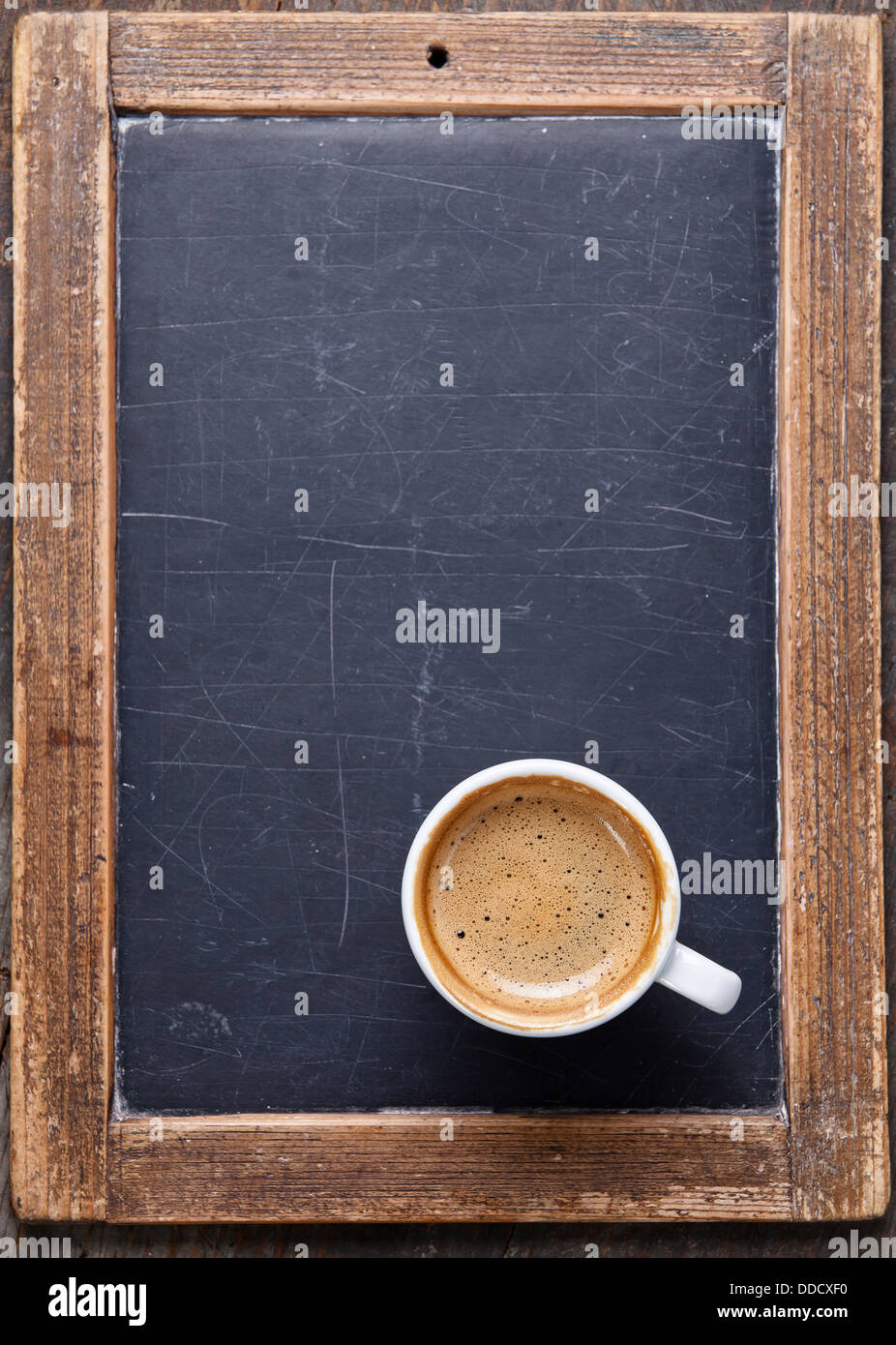 Tazza da caffè su ardesia vintage chalk board Foto Stock