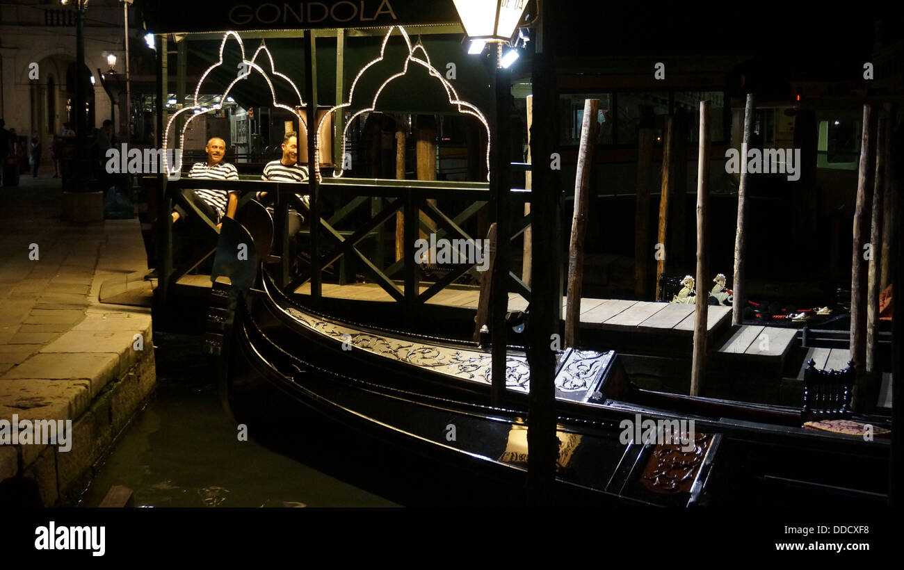 I barcaioli di Gondola hanno resto sulla stazione, sembra positivo e ottimista circa l'economia italiana Foto Stock