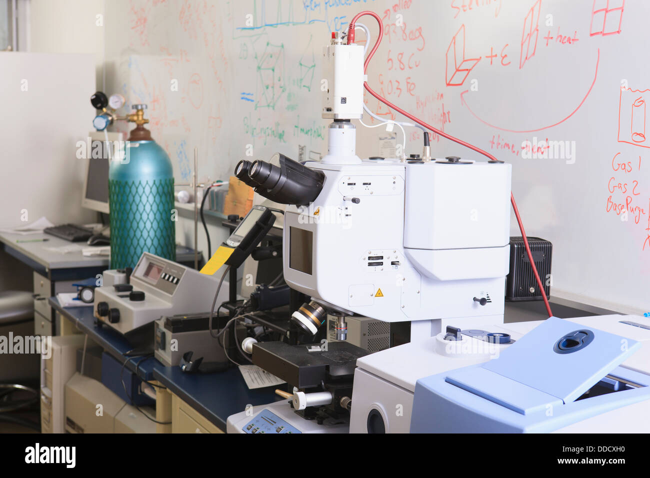Università di chimica in laboratorio con fluorescenza a raggi x analizzatori e bombola di gas compresso Foto Stock
